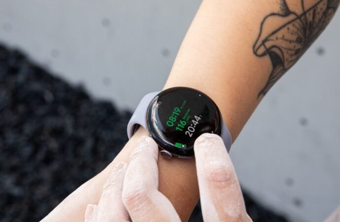 The Pixel Watch now lets you tap to pay without opening the Wallet app