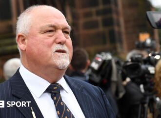 Mike Gatting among ex-Middlesex players calling for chair to stand down