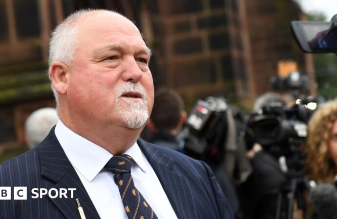 Mike Gatting among ex-Middlesex players calling for chair to stand down