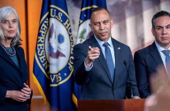 Jeffries rejects Republican bid to fund DHS amid Iran conflict