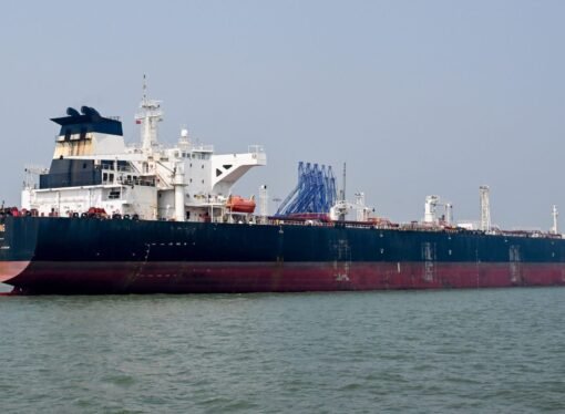 Iran supertanker pushes through strait for China