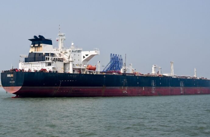 Iran supertanker pushes through strait for China