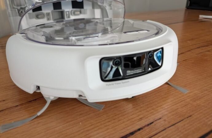 REVIEW: DJI Romo P is a drone for your floors. Unique transparent design, avoids cables