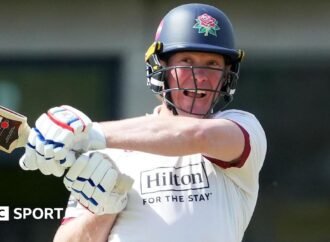 County Championship: Lancashire beat Gloucestershire by four wickets