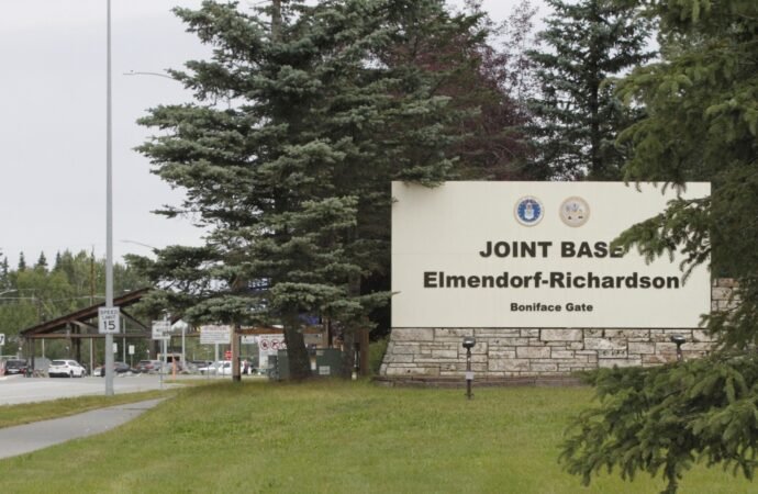 2 Alaska-based soldiers injured in encounter with brown bear during training exercise