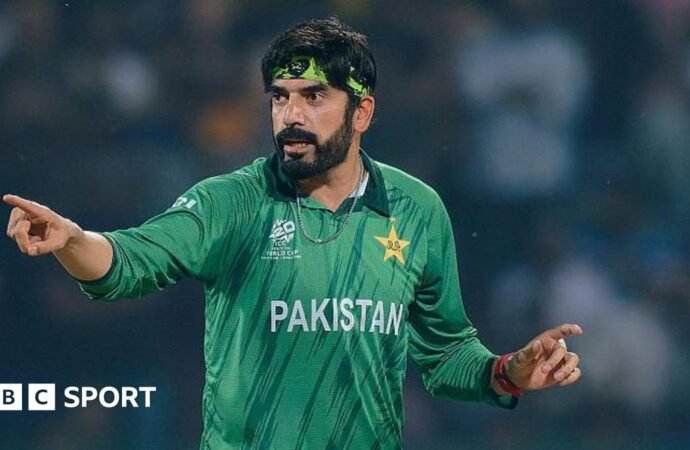 Usman Tariq: Pakistan off-spinner signs for Warwickshire Bears for T20 Blast campaign