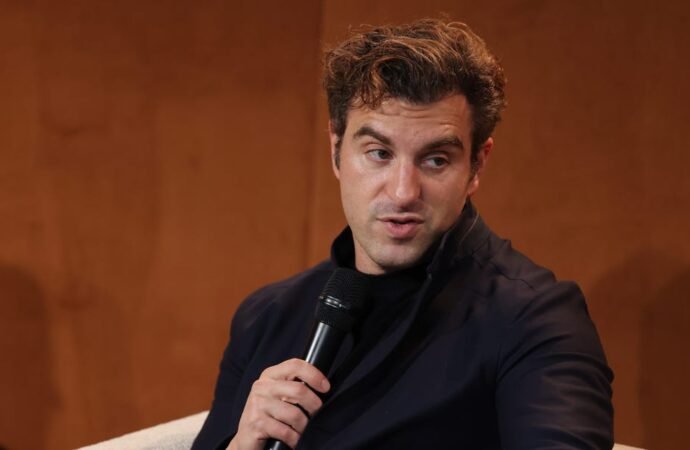 Airbnb’s CEO Says AI Writes 60% of the Company’s Code