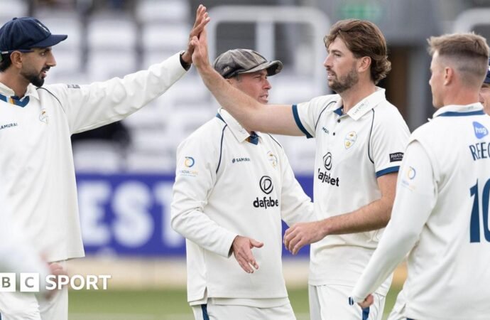 County Championship: Bowlers on top in day one of Middlesex v Derbyshire