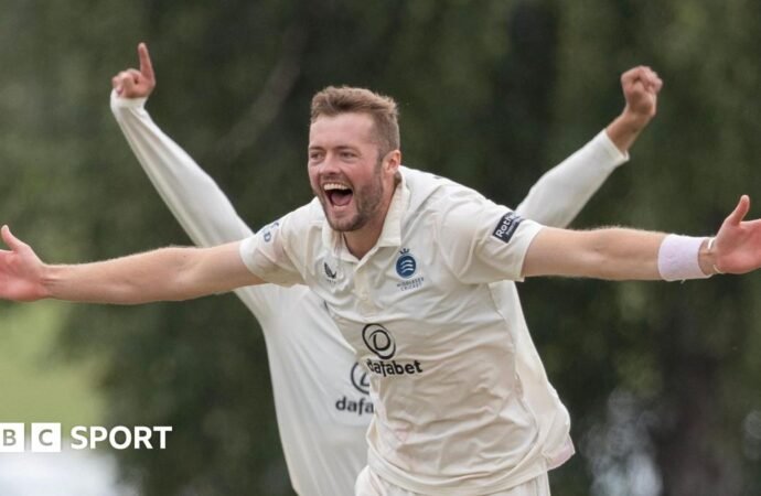 Tom Helm: Leicestershire sign Middlesex seamer on 14-day loan