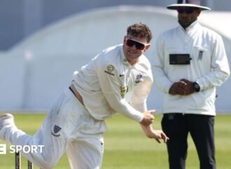 County Championship: Sussex drop six catches as Leicestershire are bowled out