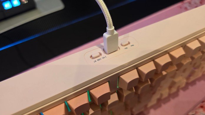 Close-up of the USB cable that goes to the keyboard and shows the different connection types: blue cabin, USB, 2.4G wireless. There is also a switch from Mac to Windows.