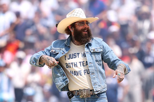 Post Malone wore a racy T-shirt for the opening ceremony: “I just hope both teams have fun.”