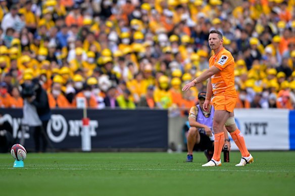 Bernard Foley kicks a conversion for Kubota.