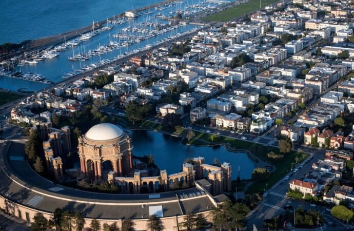 A photo from a community meeting has sparked a generational fight over real estate in San Francisco.