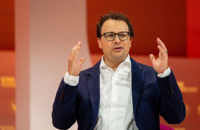 Anthropic’s Dario Amodei responds: he is not opposed to open weight models, but fears Chinese AI | TechCrunch