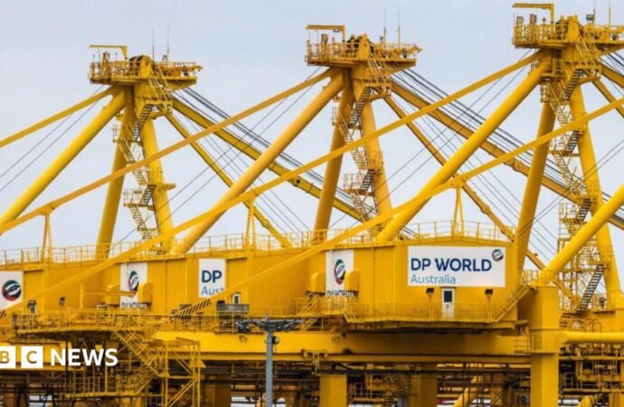 Australian dockworkers call for 28-hour week in AI talks