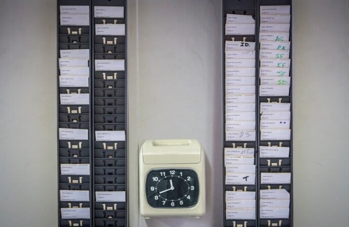 Can you really do a PhD from nine to five? Nature readers weigh in