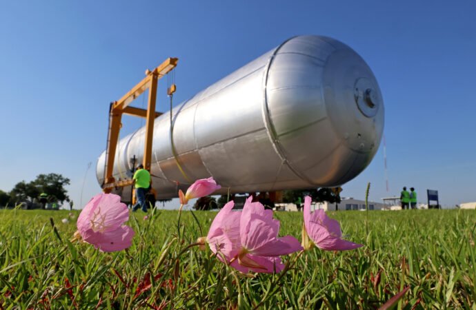 Crews move the Artemis IV liquid hydrogen tank – NASA
