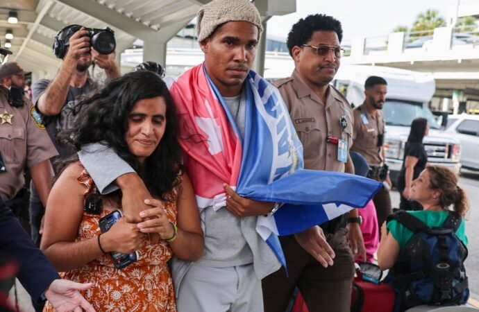 Cuban artist and dissident exiled from the country after 5 years in prison arrives in the United States.