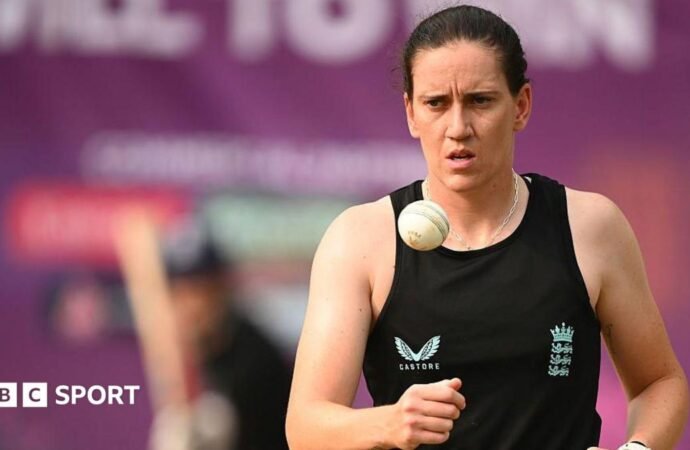 Em Arlott: Yorkshire sign English bowler from Warwickshire