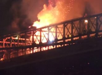 Fire breaks out on Brooklyn Bridge during New York fireworks show