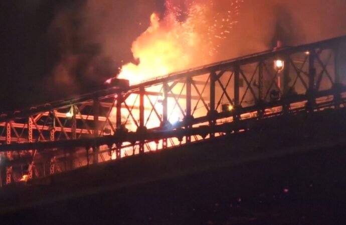 Fire breaks out on Brooklyn Bridge during New York fireworks show