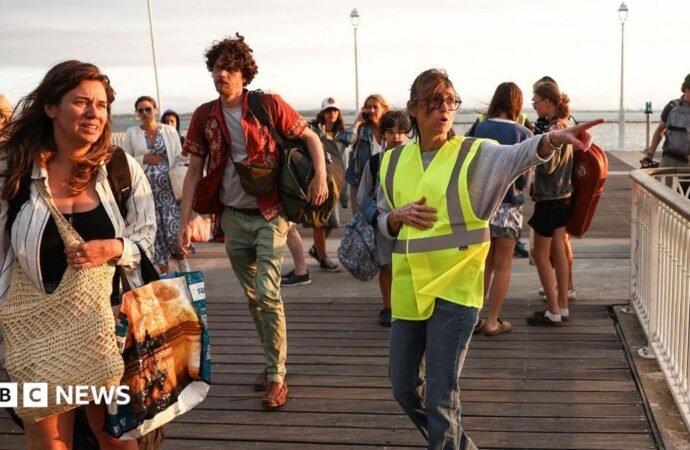 France orders evacuation of Cap Ferret peninsula as hundreds flee wildfires