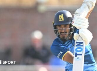 Hamza Shaikh: Leicestershire sign batsman from Warwickshire