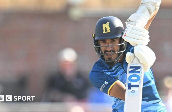 Hamza Shaikh: Leicestershire sign batsman from Warwickshire