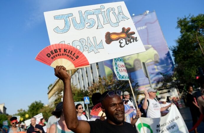 How to end poverty and protect the Earth: within the debate that destroys the economy