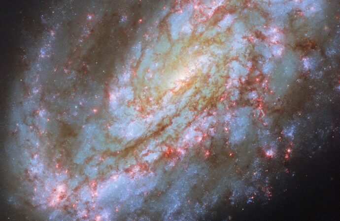 Hubble spies a one-sided spiral – NASA Science