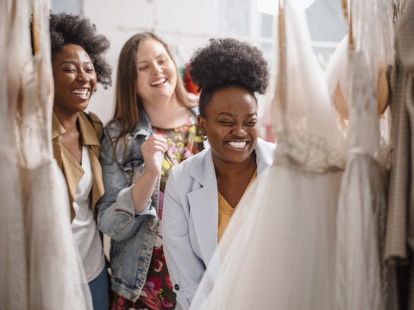 I worked in a bridal salon for 7 years. Here are 6 big mistakes I’ve seen brides make when shopping for a wedding dress.