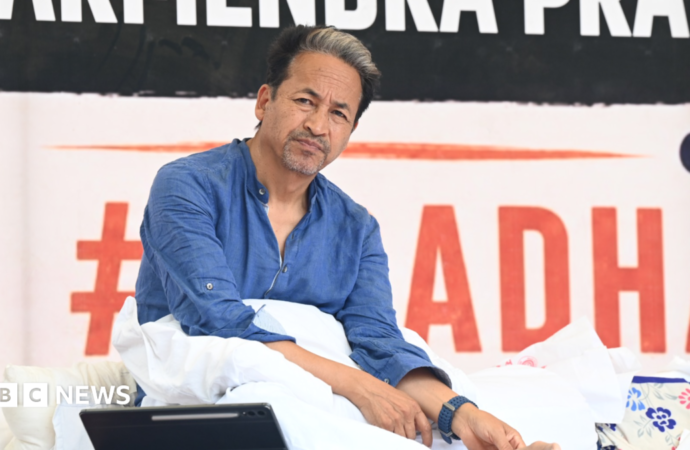 Jantar Mantar, CJP, Wangchuk: Indian activist on hunger strike for 26 days loses 11 kg and says he is ‘still alive’