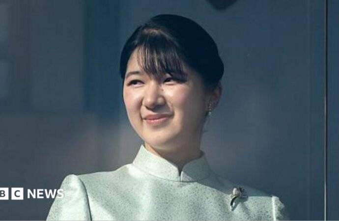 Japan relaxes royal succession rules, but empress ban still in place