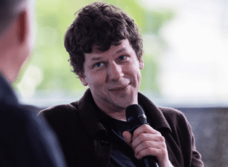 Jesse Eisenberg explains why it would be ‘dumb’ to leave the United States because of Trump