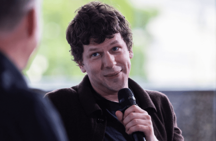 Jesse Eisenberg explains why it would be ‘dumb’ to leave the United States because of Trump
