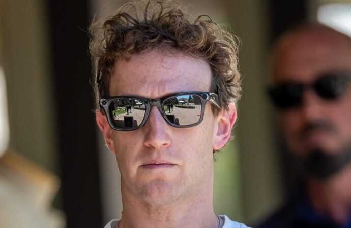 Mark Zuckerberg has launched a public relations campaign in favor of AI. Maybe I should hand out cash.