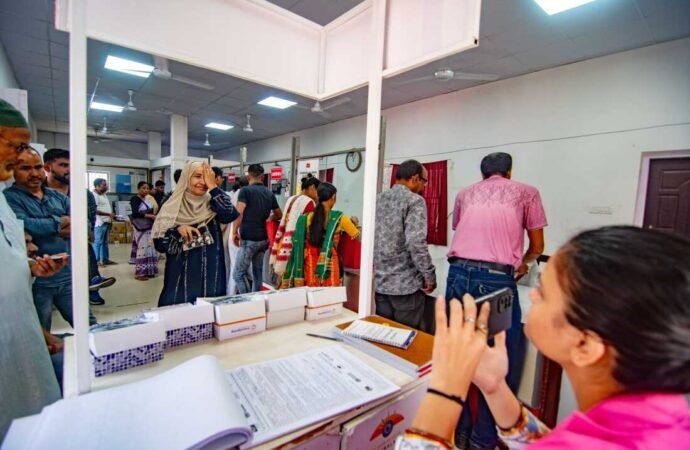 Most people who need glasses don’t have them. Can the post office change that?