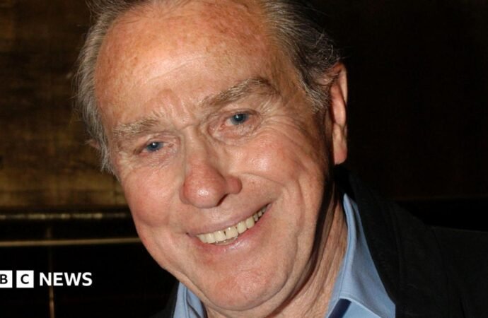 Neighbors star Terence Donovan dies at 90