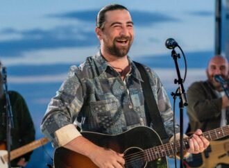 Noah Kahan is on tour around the world and there are still tickets available for his upcoming shows