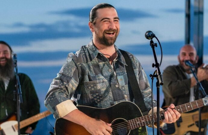 Noah Kahan is on tour around the world and there are still tickets available for his upcoming shows
