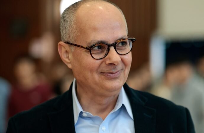 Nobel-winning chemist leaves US to run AI materials lab in China
