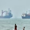 Oil prices fall after the United States and Iran stop their attacks