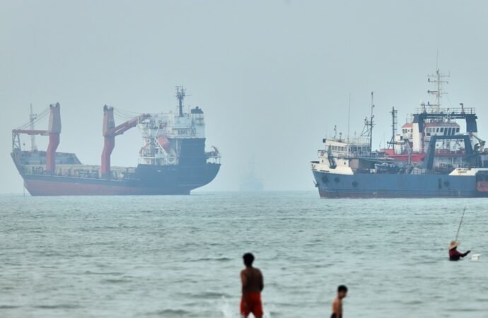 Oil prices fall after the United States and Iran stop their attacks