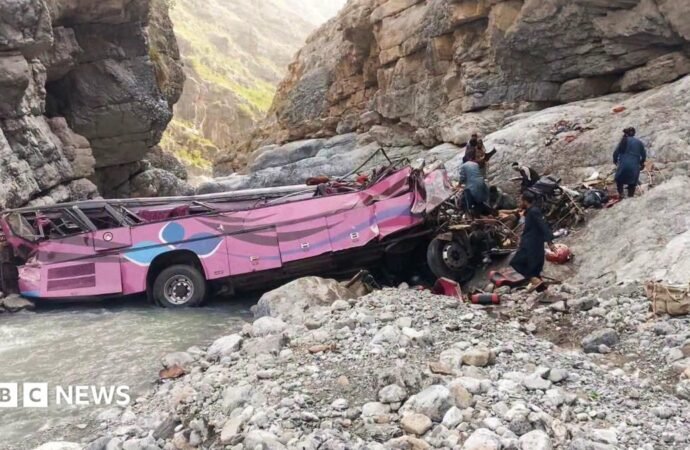Pakistan: Overcrowded bus falls into ravine, killing at least 32 people