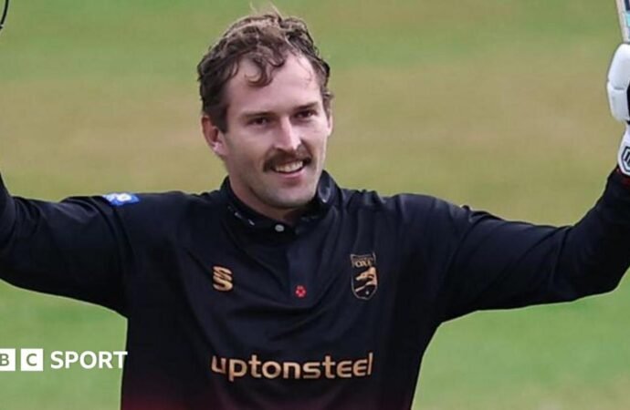 Ruan de Swardt: South Africa all-rounder extends stay in Leicestershire
