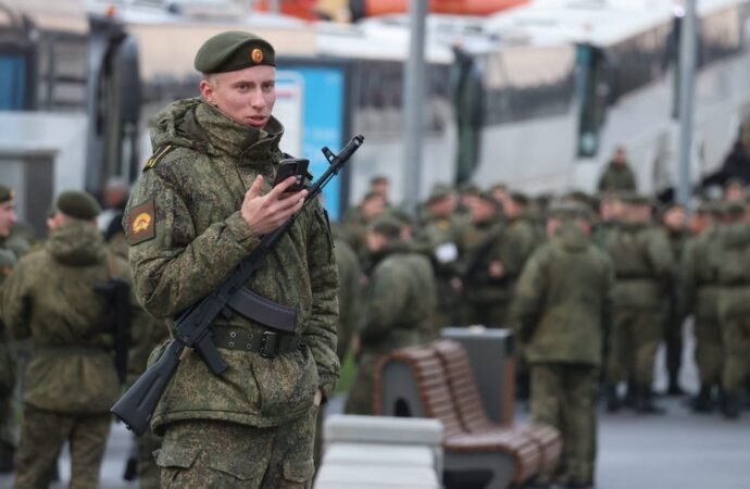 Russian troops survive an average of 30 minutes on the Ukrainian battlefield: CIA director