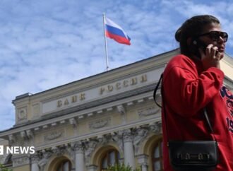 Russians turn to cash, adding pressure on slowing wartime economy