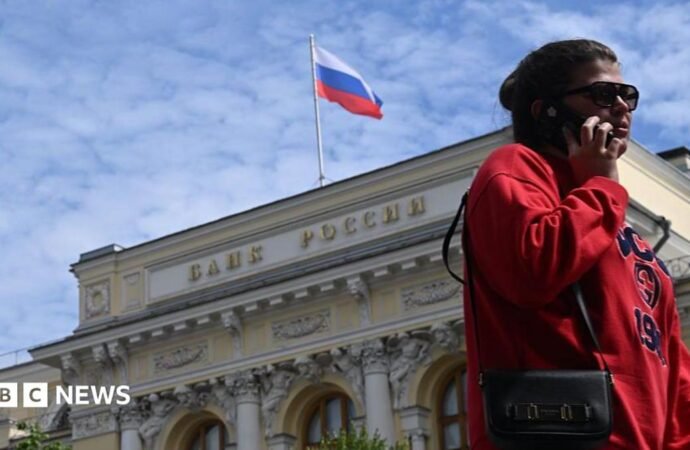 Russians turn to cash, adding pressure on slowing wartime economy