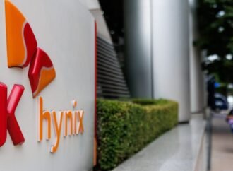 SK Hynix plunges ahead of US listing as AI chip slump deepens